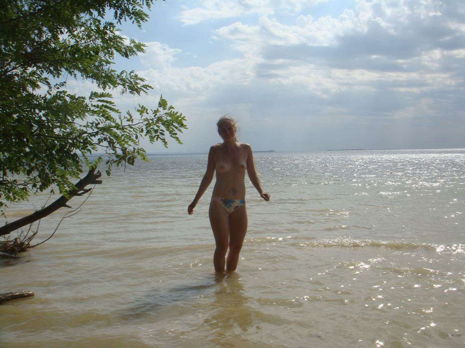 Private Nude Nudist Girl Exposed in Explicit Homemade Porn Pic