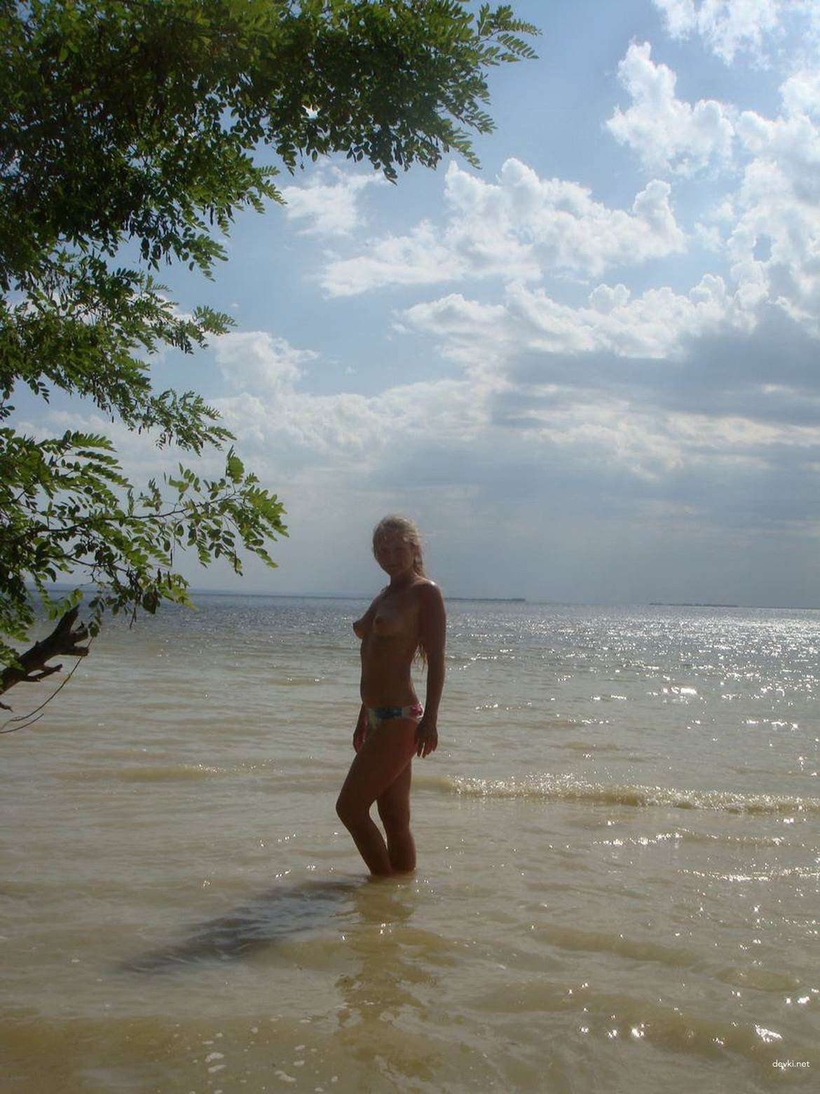 Private Nude Nudist Girl Exposed in Explicit Homemade Porn Pic