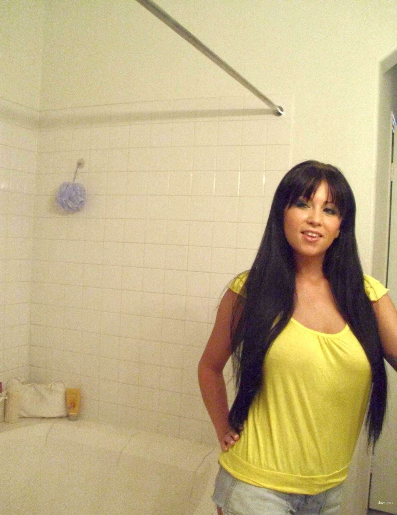 Explicit Busty Girl Erotic Selfies: Amateur Photos