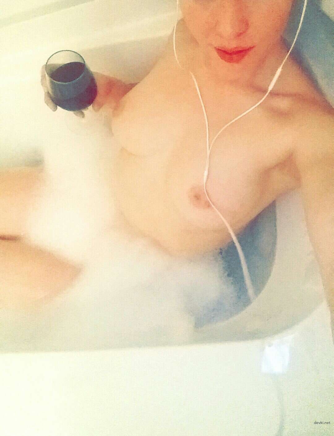 Amateur Girl's Explicit Photo Shoot: Hot and Uncensored!