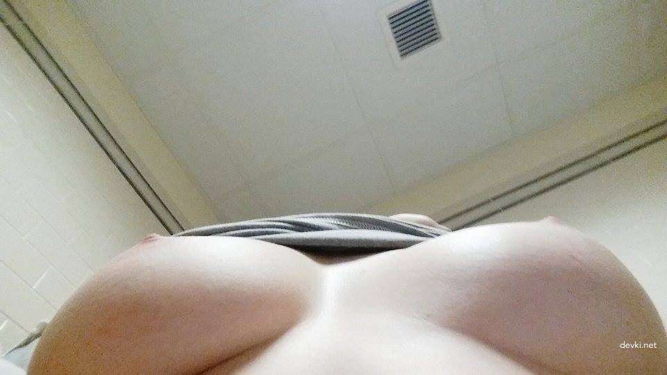 Amateur Girl's Explicit Photo Shoot: Hot and Uncensored!