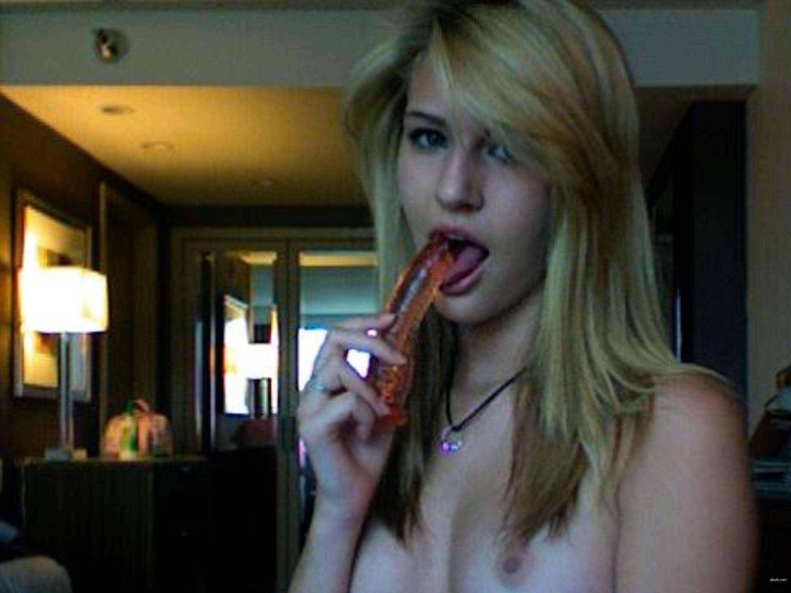 Explicit Amateur Photos: Sexy Girl Loves Showing Herself Naked