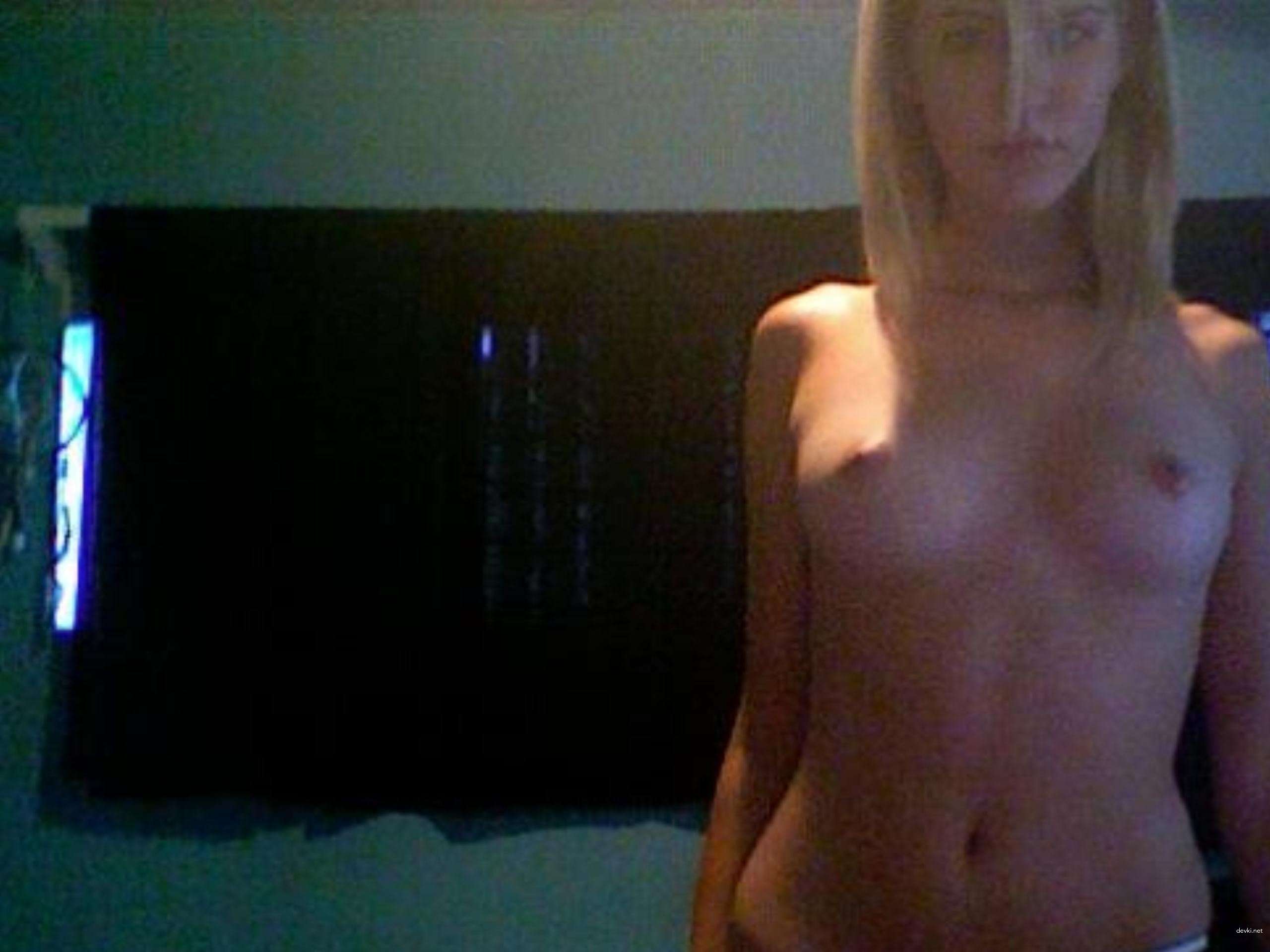 Explicit Amateur Photos: Sexy Girl Loves Showing Herself Naked