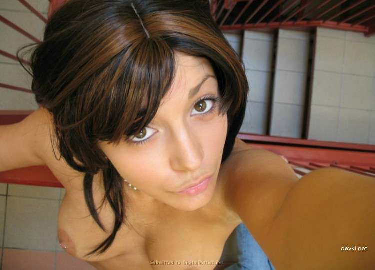 Hot Amateur Girl Photo: Seductive Beauty in Revealing Outfit
