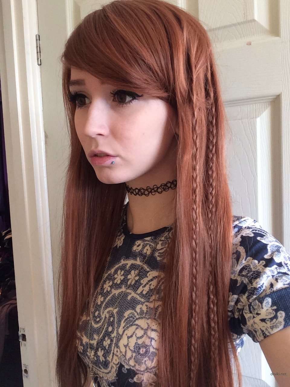 Sexy College Student Poses Nude for Amateur Photoshoot