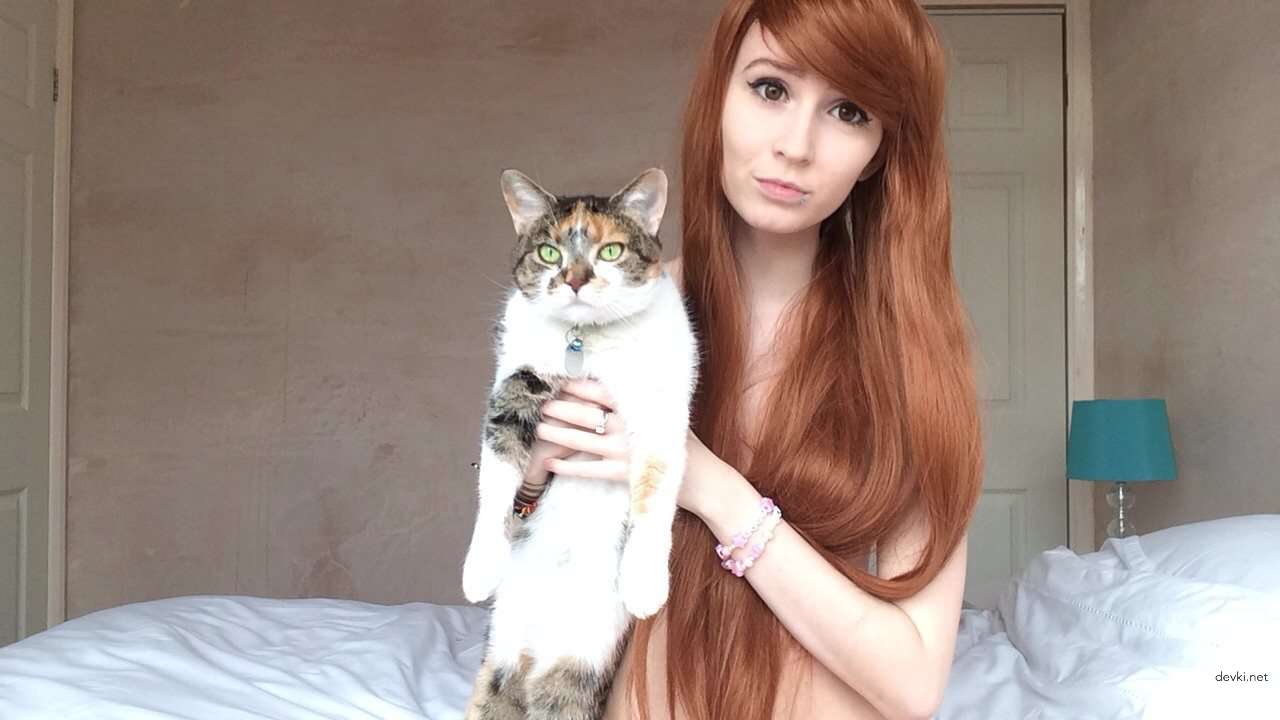 Sexy College Student Poses Nude for Amateur Photoshoot