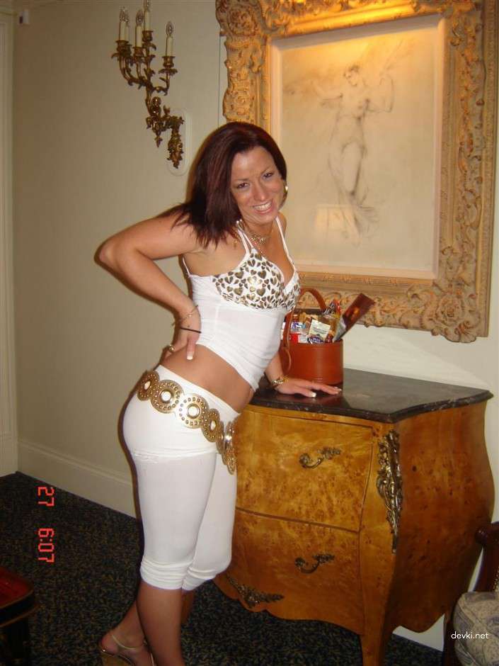 Amateur MILF Private Photos: Explicit Homemade Pics of Hot Aunt - Uncensored!