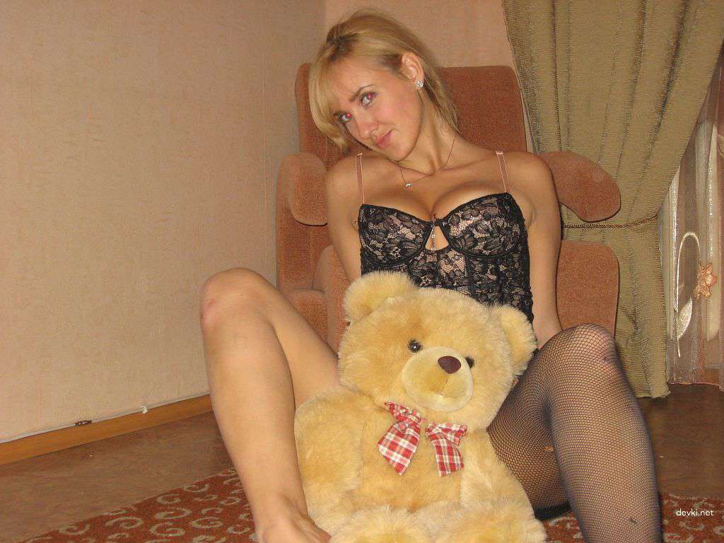 Explicit Personal Photos of Slim Blonde Amateur - Hot and Uncensored!