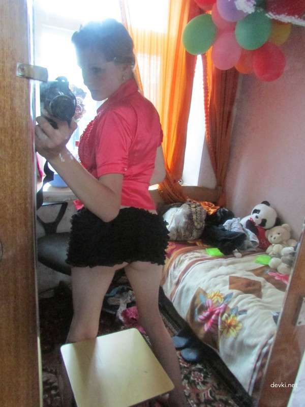 Amateur Photo Session: Sexy Selfies and Explicit Poses