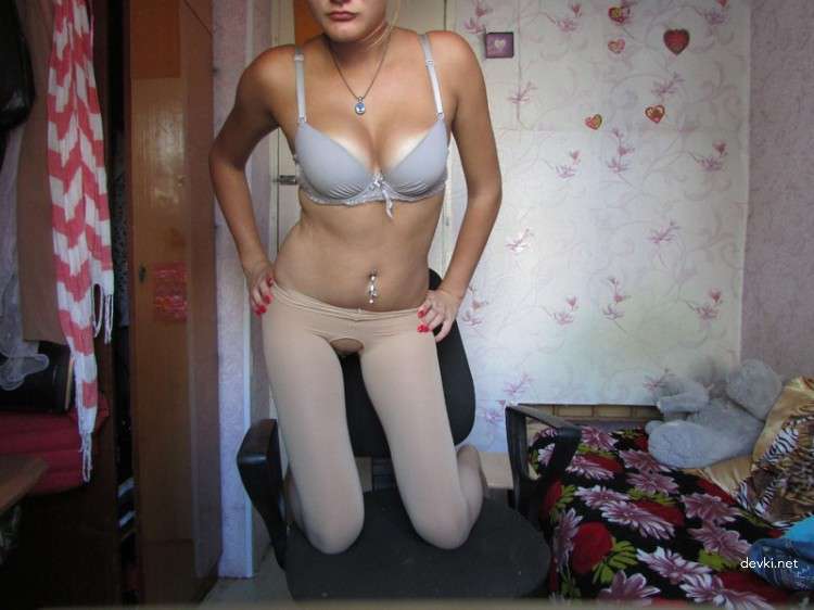 Amateur Photo Session: Sexy Selfies and Explicit Poses
