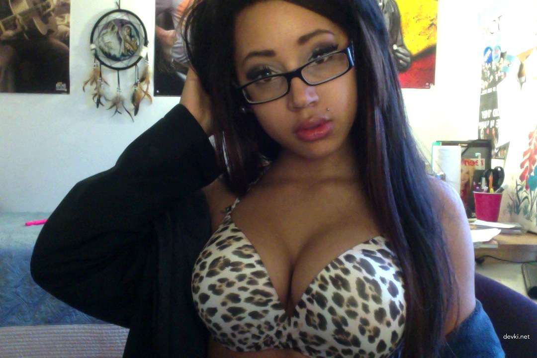 Latina Webcam Babe Exposes Her Sexy Body - Hot Solo Cam Show