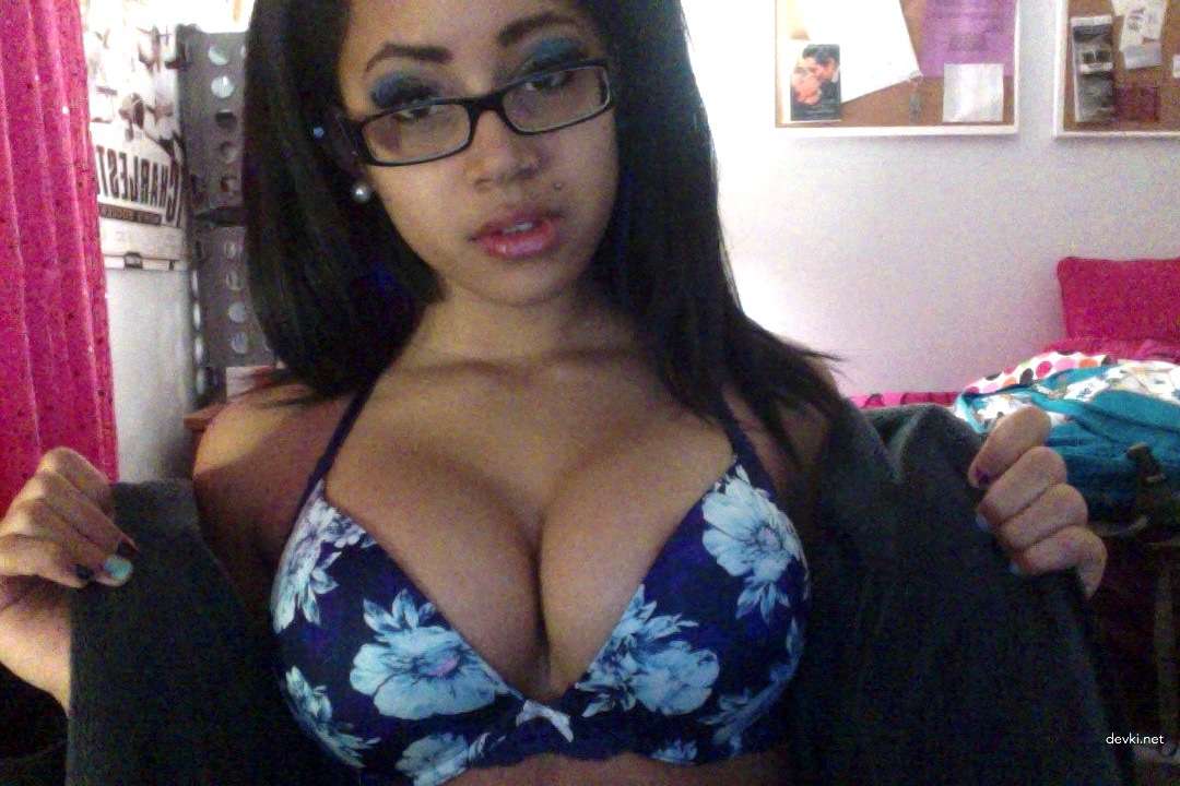 Latina Webcam Babe Exposes Her Sexy Body - Hot Solo Cam Show