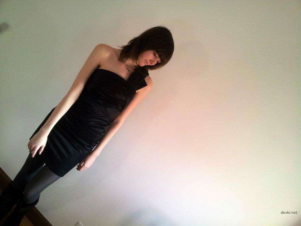 Hot young brunette gets naughty in steamy solo session