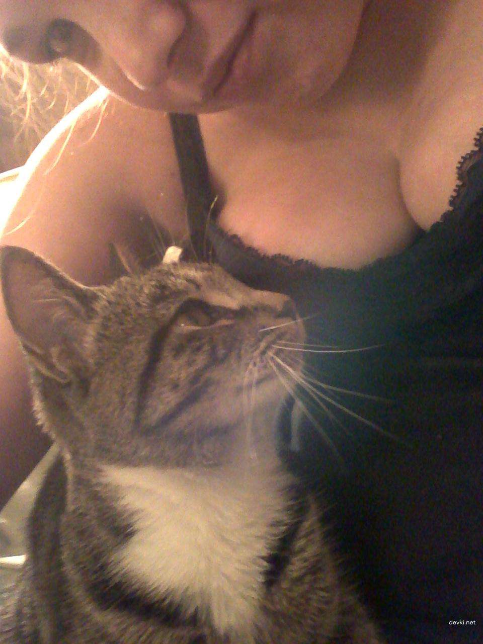 Curvy Women and Girls Amateur Photos 2: Explicit Shots of Busty Babes