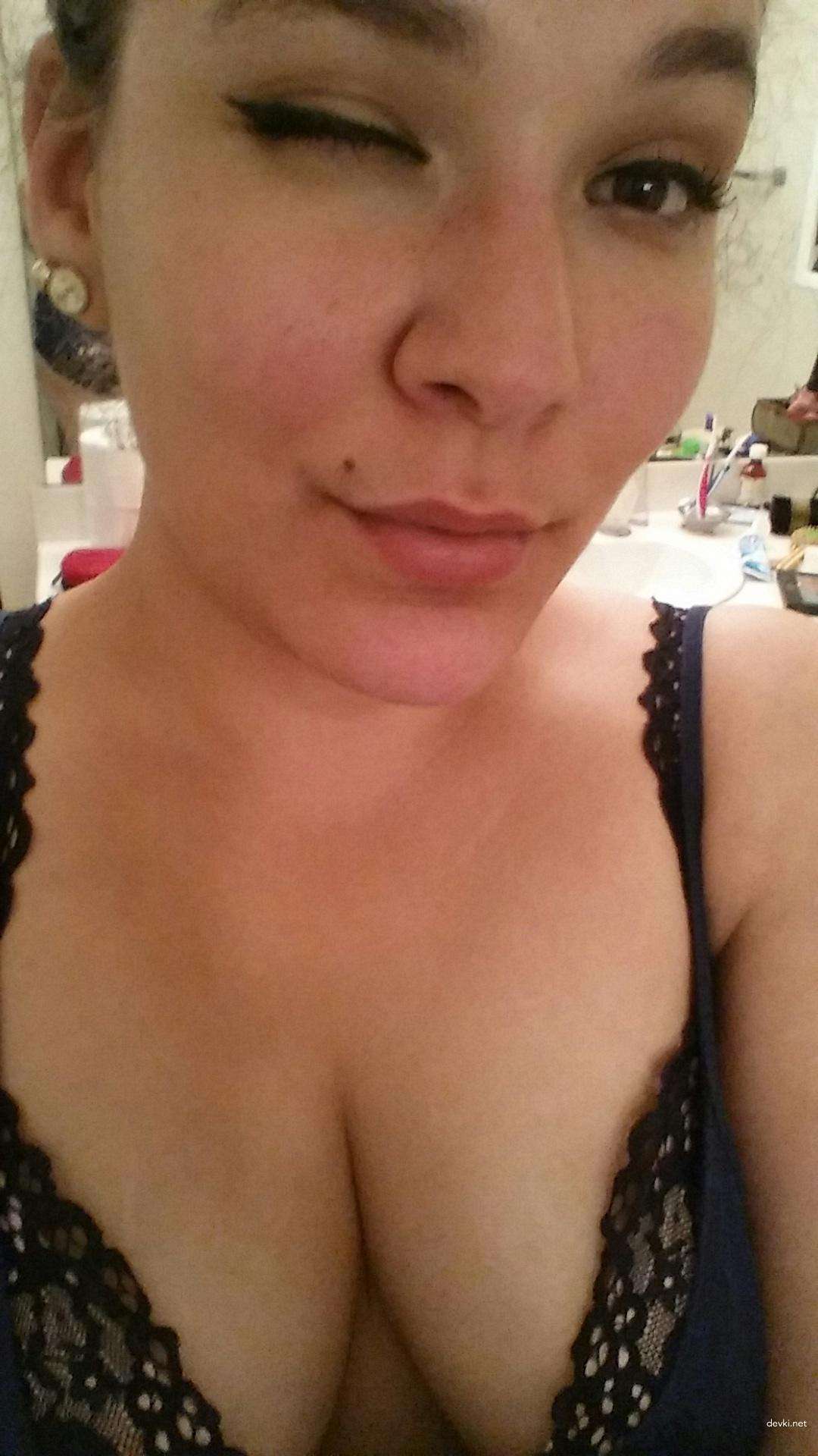Curvy Women and Girls Amateur Photos 2: Explicit Shots of Busty Babes