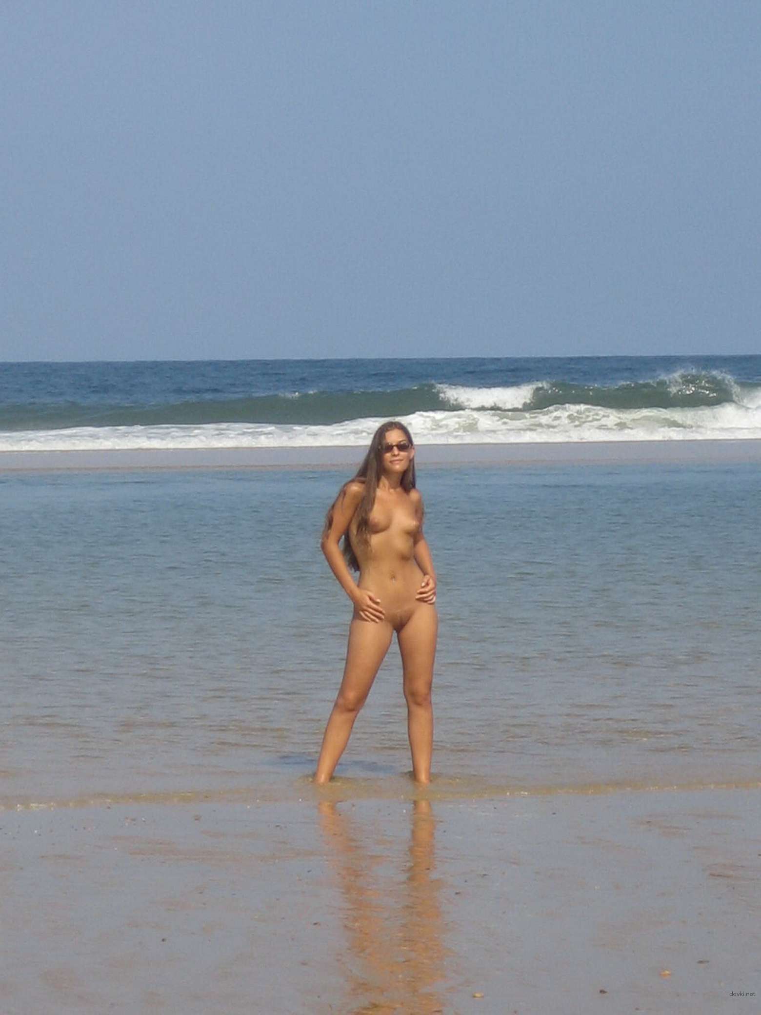 Explicit Amateur Beach Girl Photos: Hot Bikini Babe on the Beach