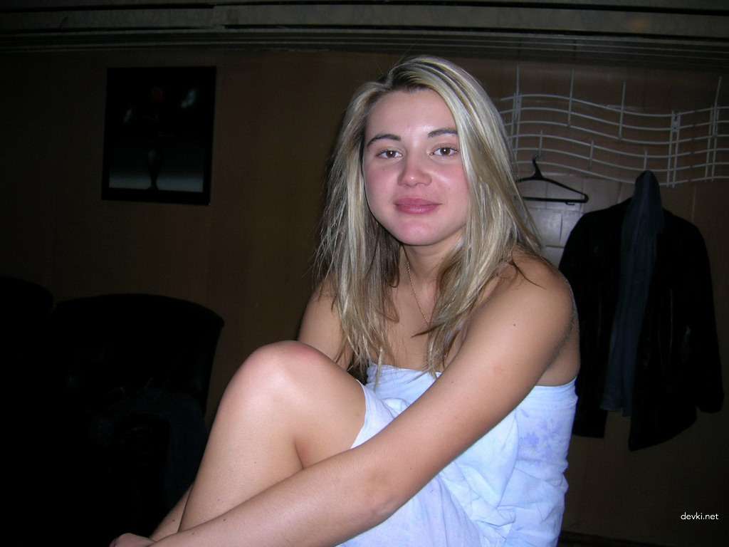 Naked Girl Gets Drunk and Strips - Explicit Amateur Photo
