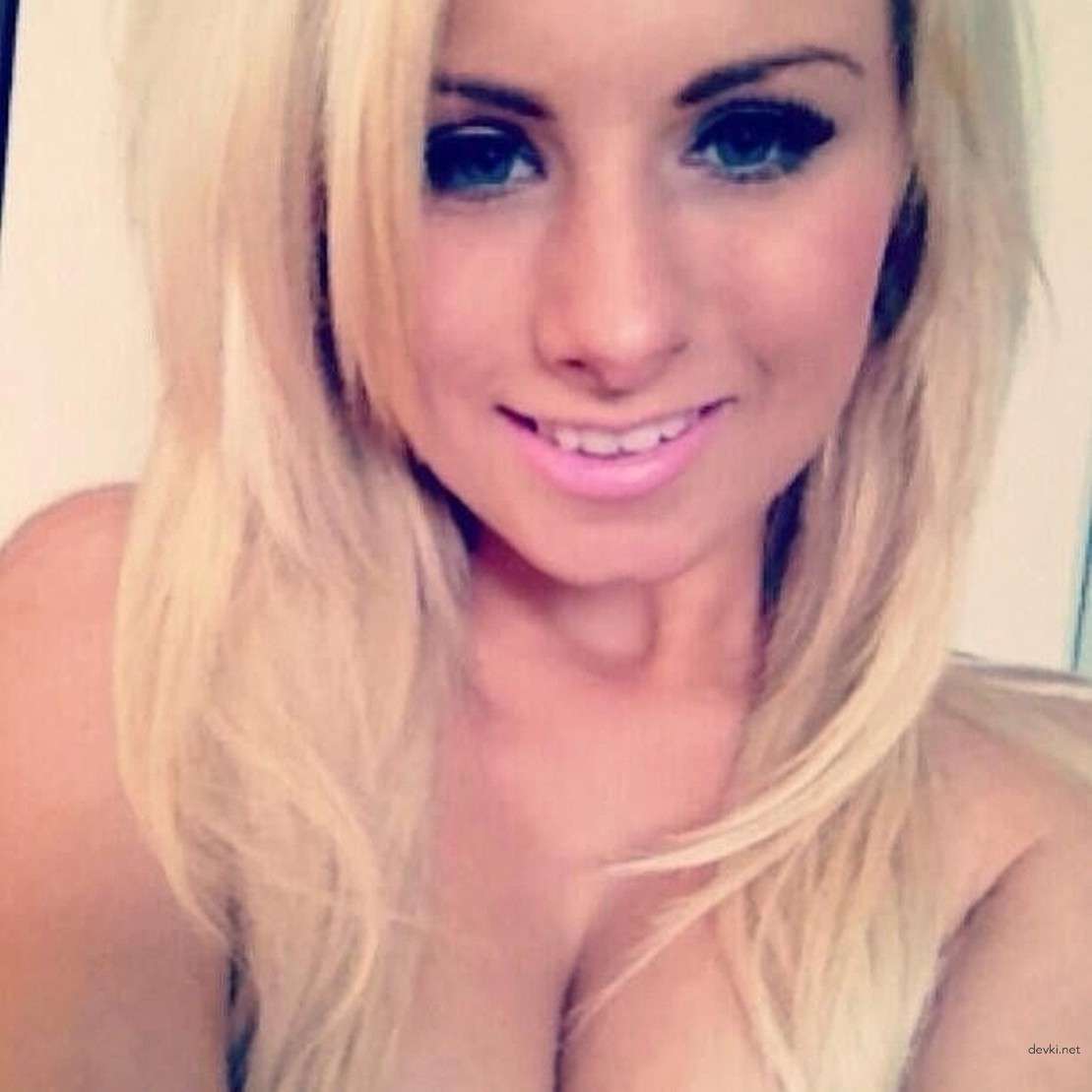 Explicit Nude Blonde Amateur Photo - Naked Blondie in the Buff