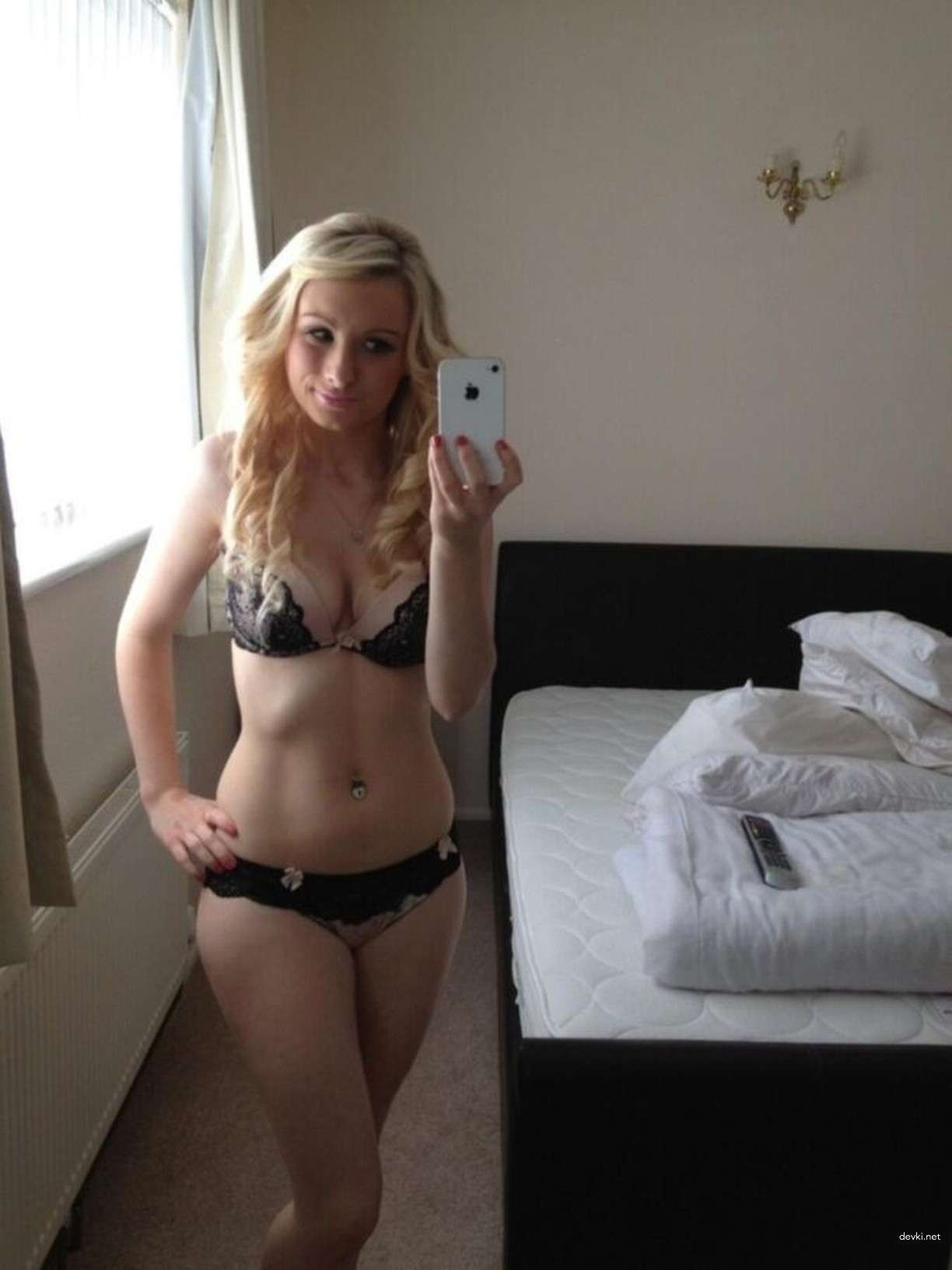 Explicit Nude Blonde Amateur Photo - Naked Blondie in the Buff