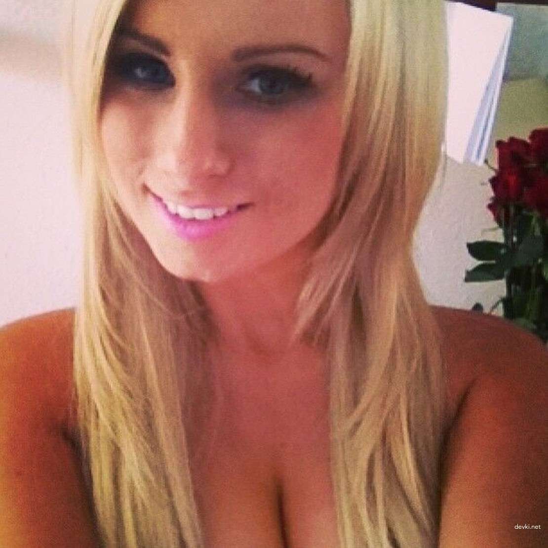 Explicit Nude Blonde Amateur Photo - Naked Blondie in the Buff