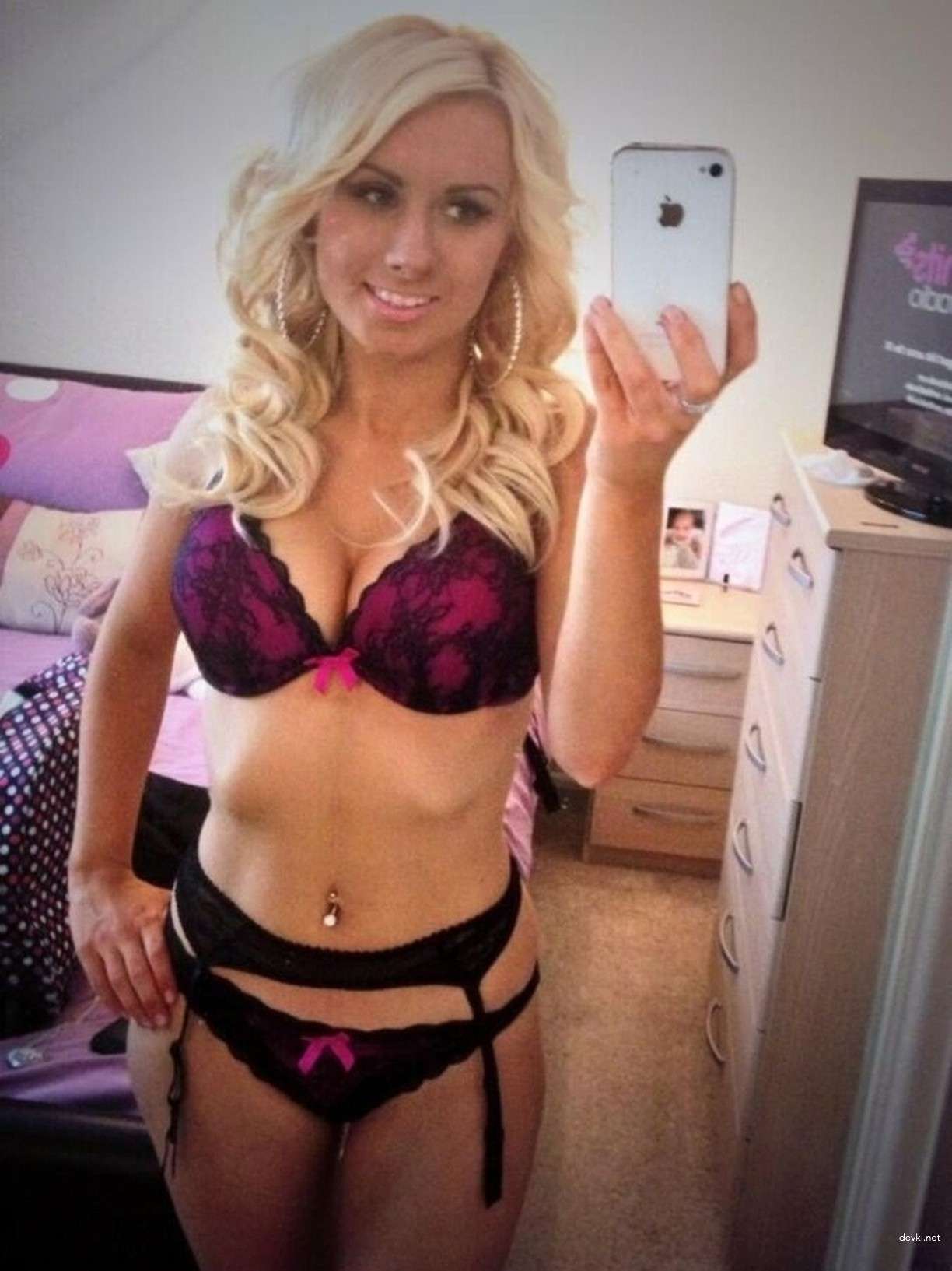 Explicit Nude Blonde Amateur Photo - Naked Blondie in the Buff