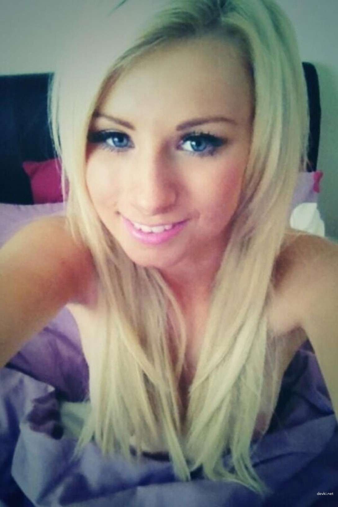 Explicit Nude Blonde Amateur Photo - Naked Blondie in the Buff