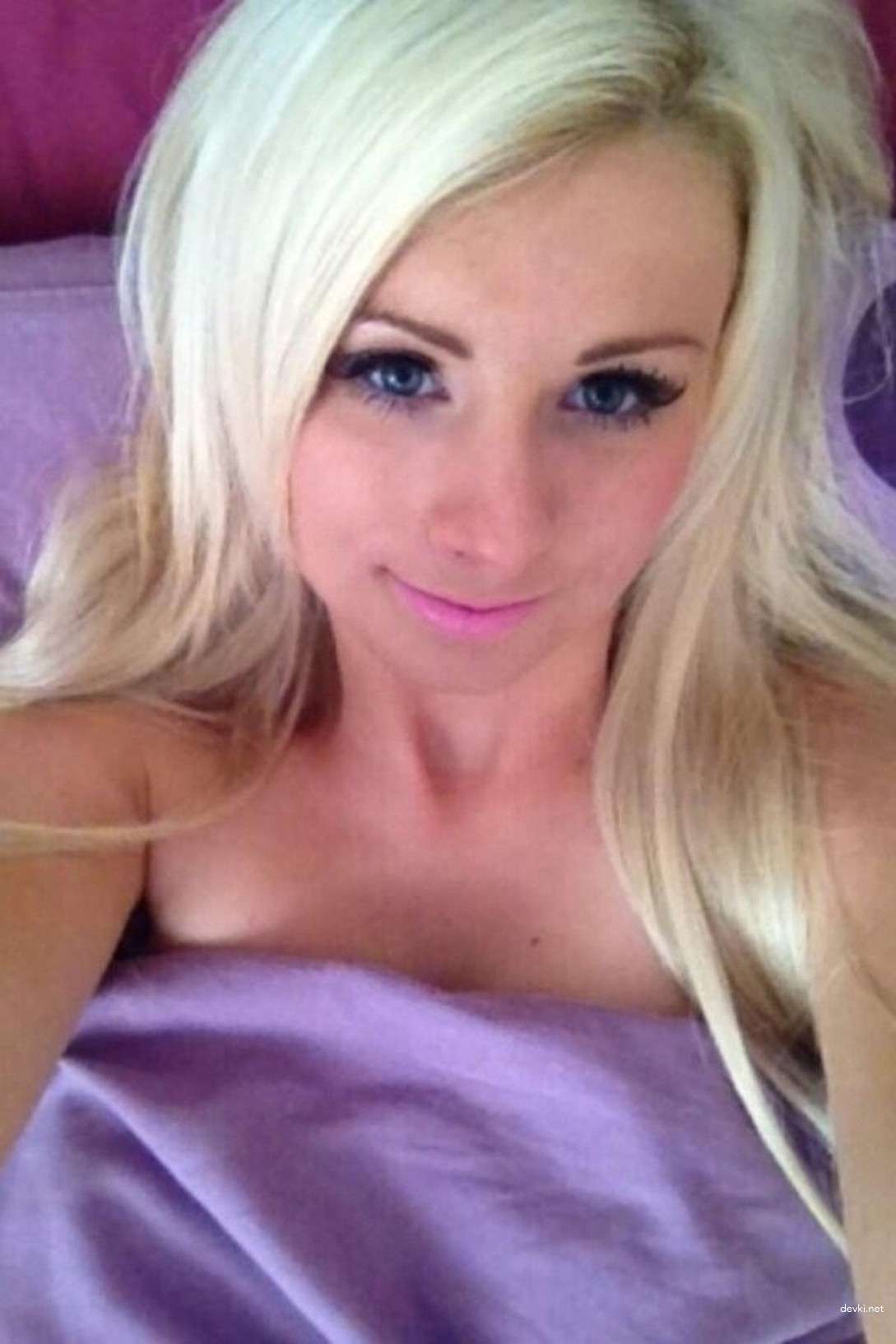 Explicit Nude Blonde Amateur Photo - Naked Blondie in the Buff