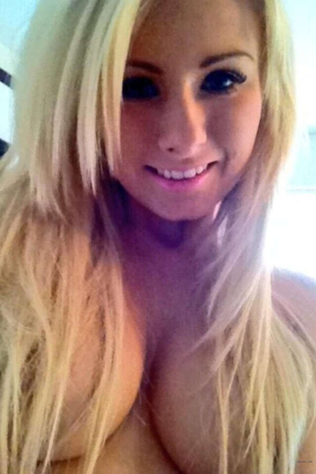 Explicit Nude Blonde Amateur Photo - Naked Blondie in the Buff