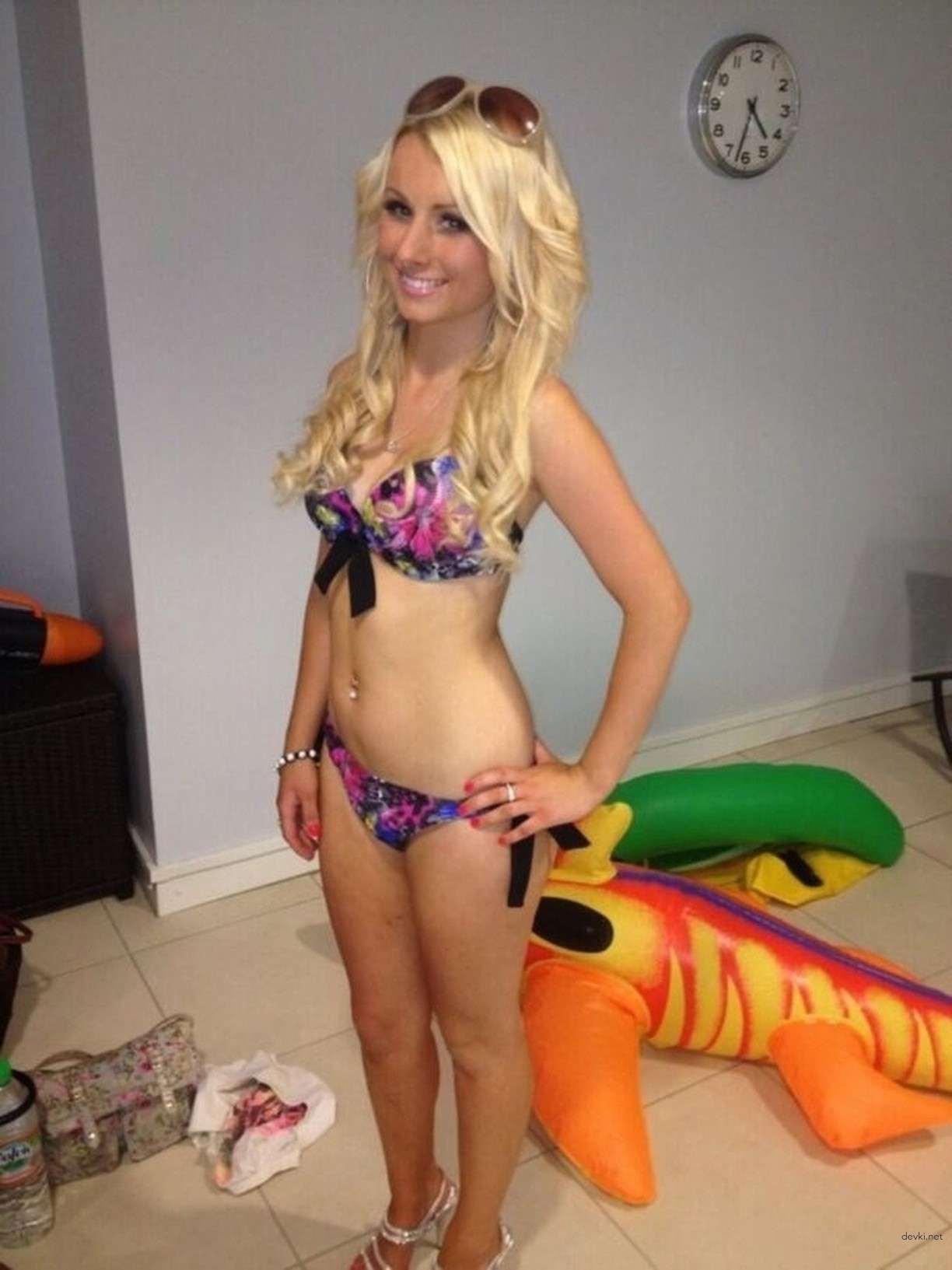 Explicit Nude Blonde Amateur Photo - Naked Blondie in the Buff