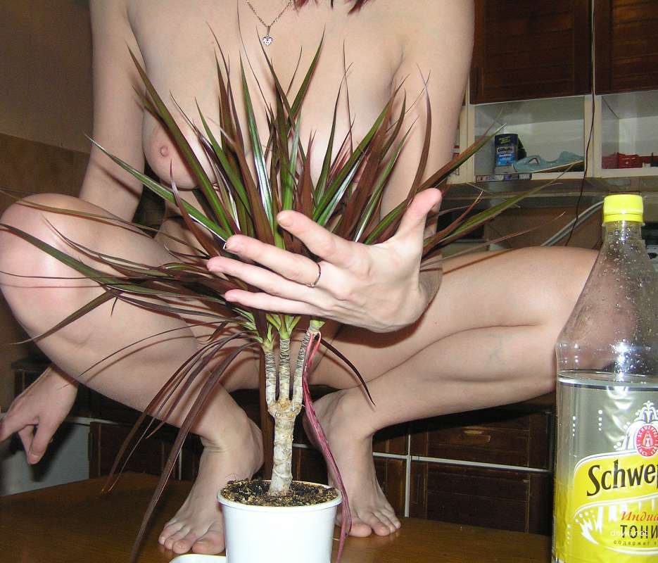 Hot Girl Loves Posing Nude: Explicit Amateur Naked Photoshoot