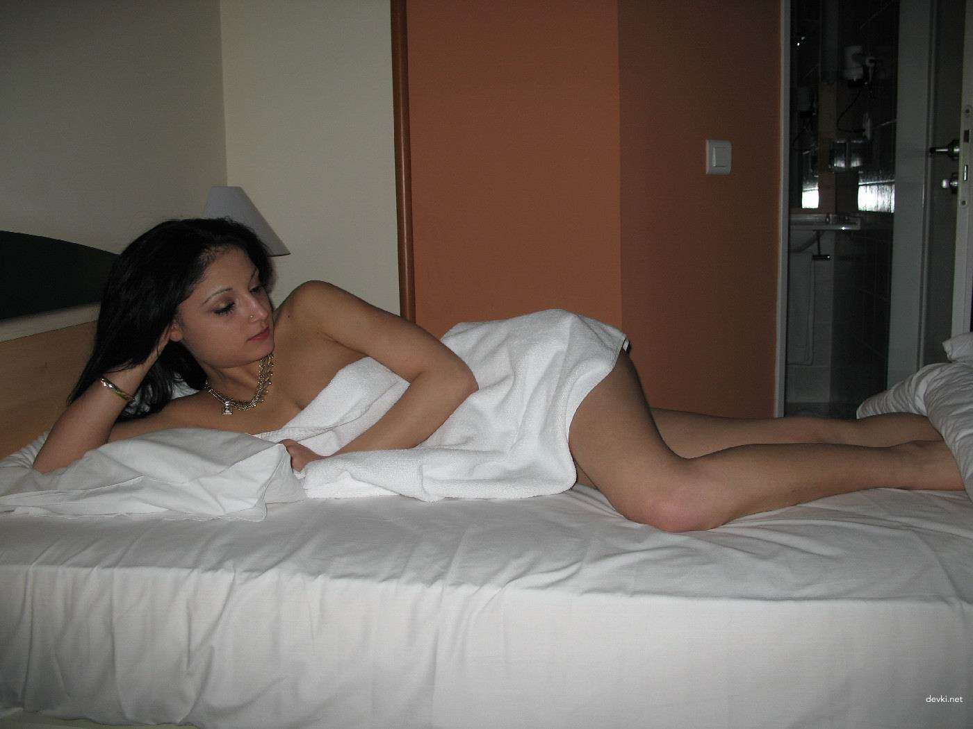 Shy Topless Brunette Amateur Photo: Explicit Nude Pose