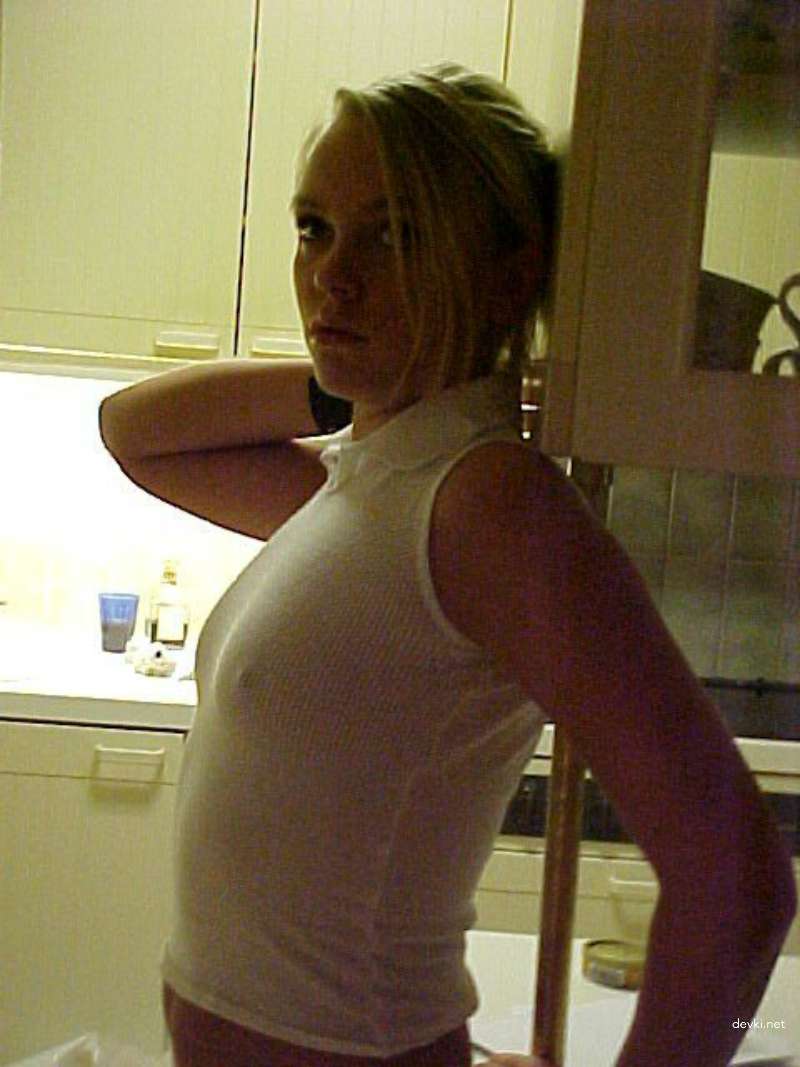 Hot Naked Girl Reveals All in Amateur Photo Shoot