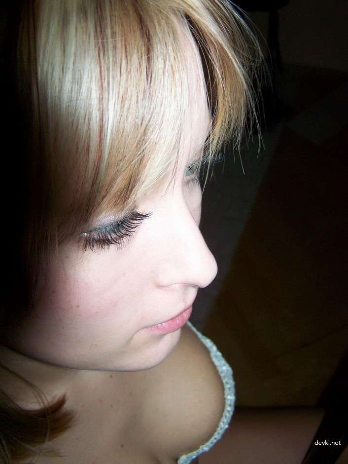 Amateur Girlfriend Poses Nude - Explicit Photoshoot Request