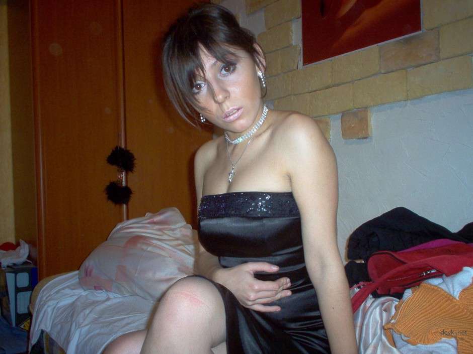 Amateur Home Photos of Stunning Woman - Explicit and Sensational!