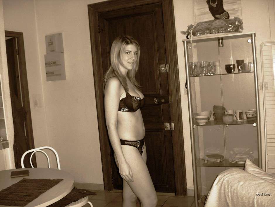 Amateur Woman's Erotic Photo Archive: Explicit Collection of Sensual Images