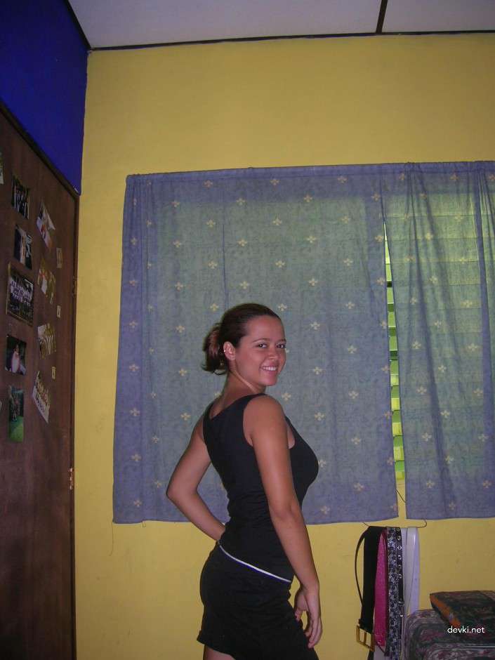 Amateur Busty Girl Photo: Bold and Explicit Curves Exposed