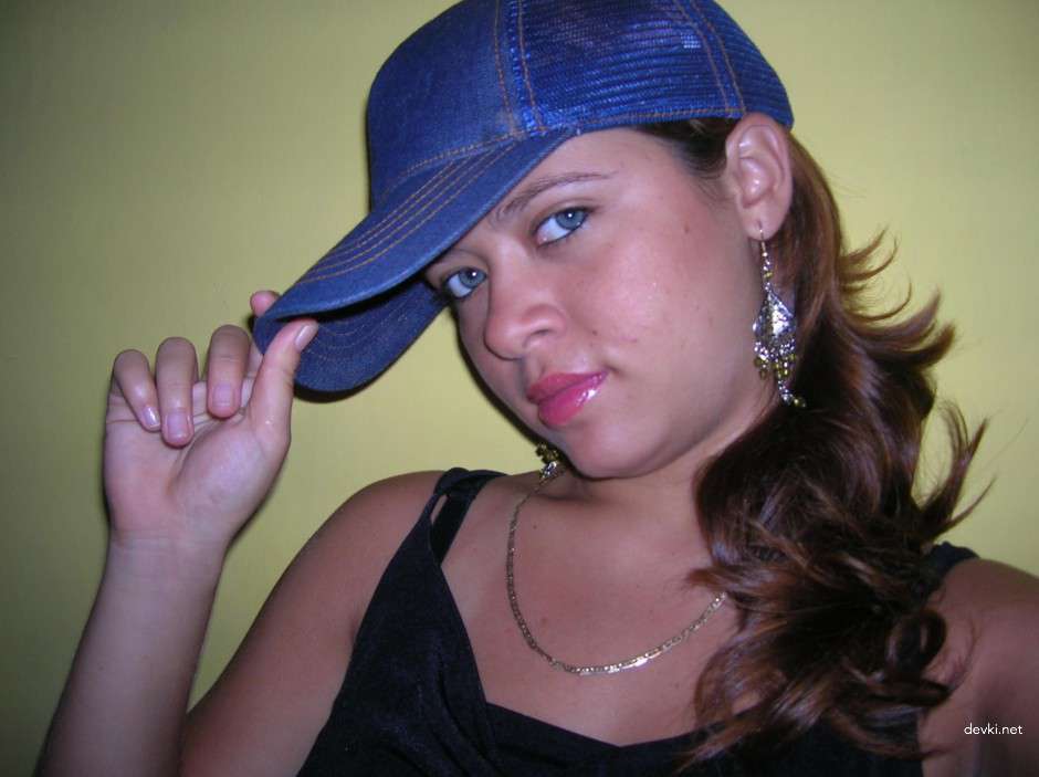 Amateur Busty Girl Photo: Bold and Explicit Curves Exposed