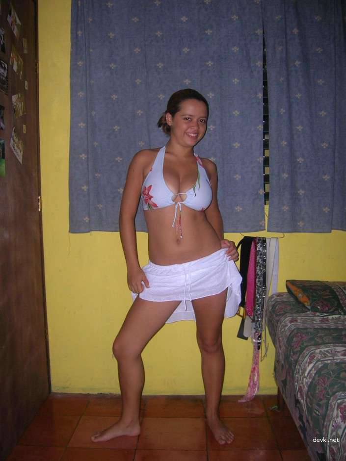 Amateur Busty Girl Photo: Bold and Explicit Curves Exposed