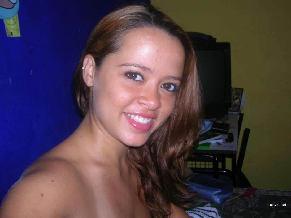 Amateur Busty Girl Photo: Bold and Explicit Curves Exposed