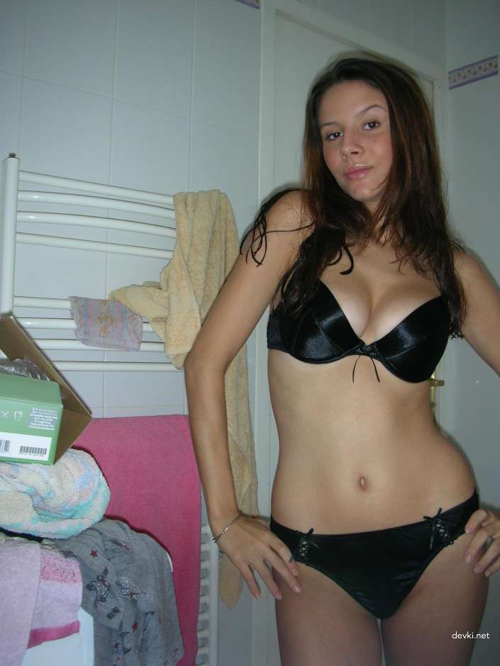 Explicit Amateur Photos of Sexy Girl: Intimate and Sensual Shots