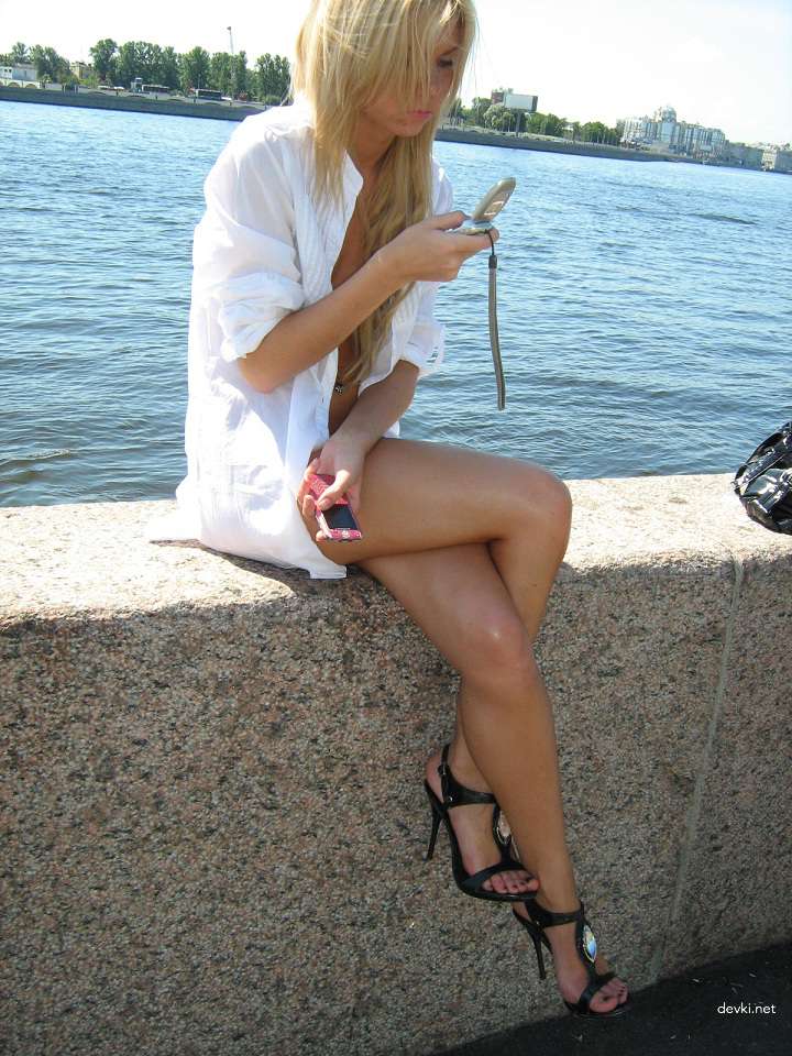 Hot Girl with Amazing Body: Amateur Explicit Photo