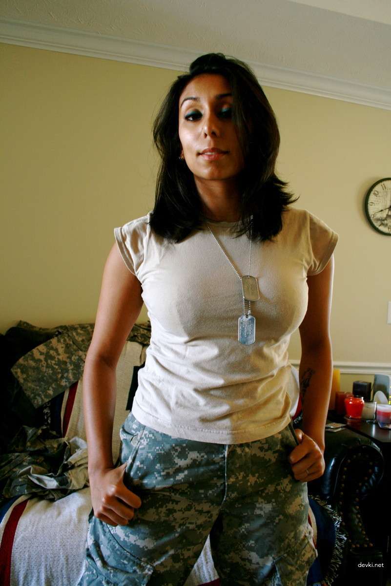 Sexy Girl in Military Uniform: Uncensored Amateur Photo