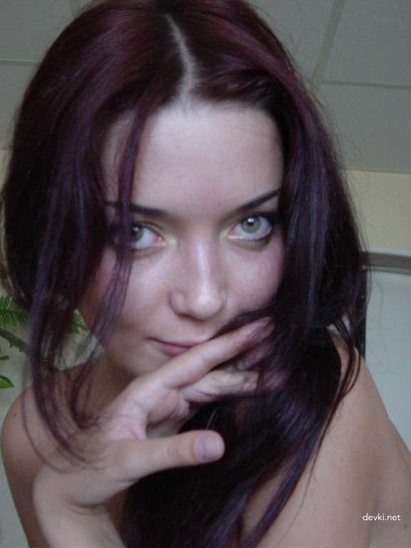 Amateur Nude Girlfriend Poses Explicitly in Home Setting - XXX Photos
