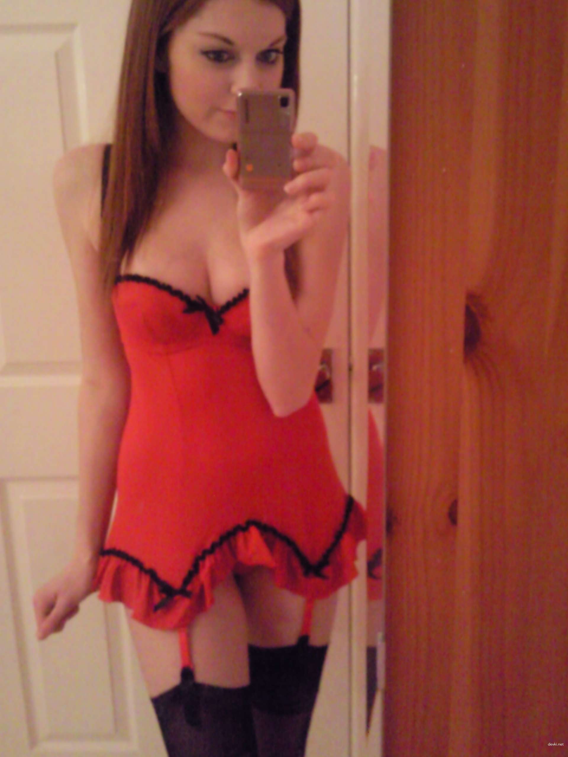 Sexy Selfie: Hot Amateur Girl Taking Explicit Photos of Herself
