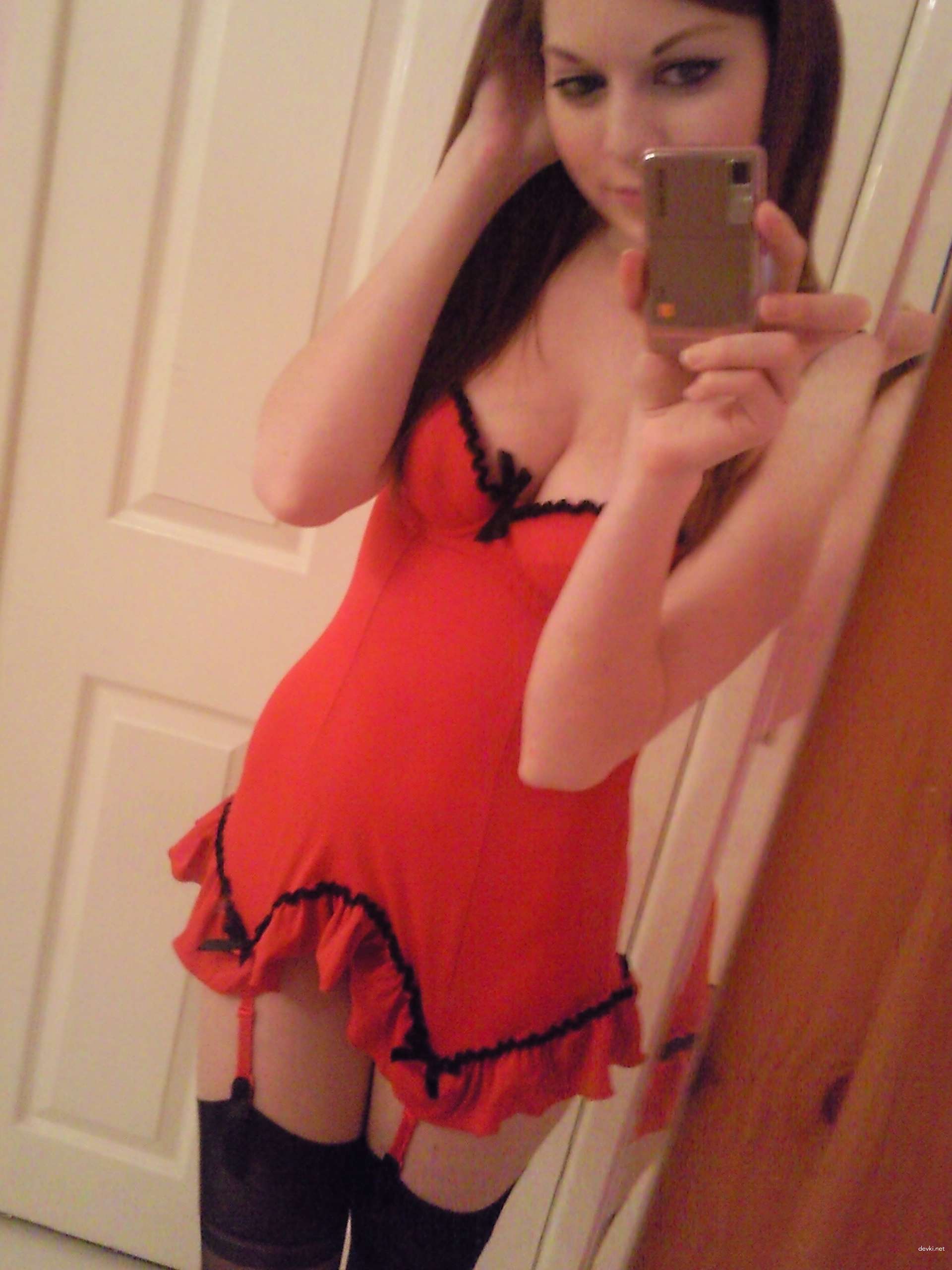 Sexy Selfie: Hot Amateur Girl Taking Explicit Photos of Herself