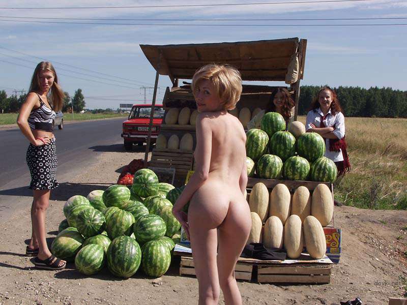 Explicit Amateur Outdoor Strip: Girl Undresses in Public