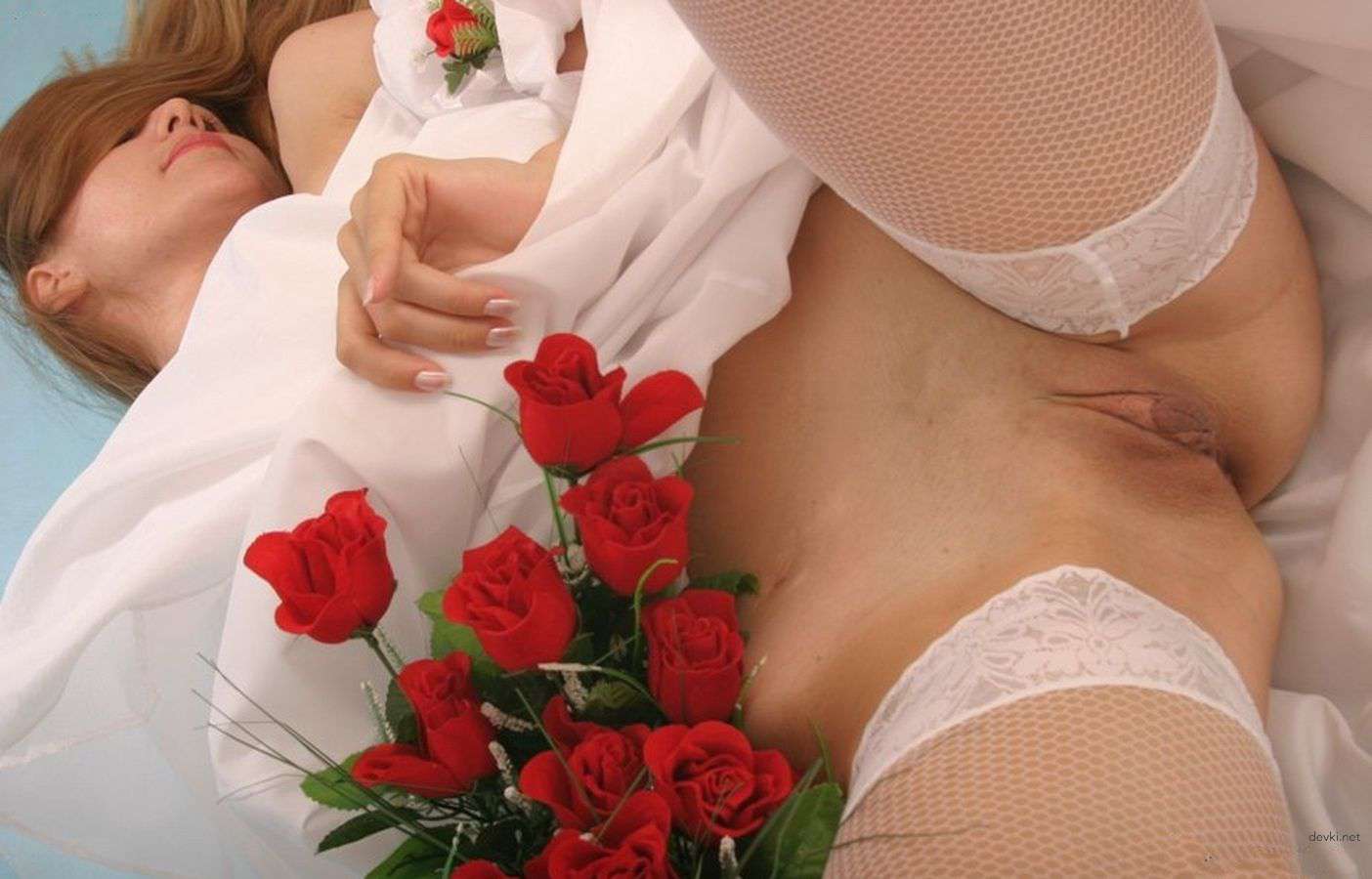 Skinny Woman Exposes Nude Body in Amateur Photo Shoot