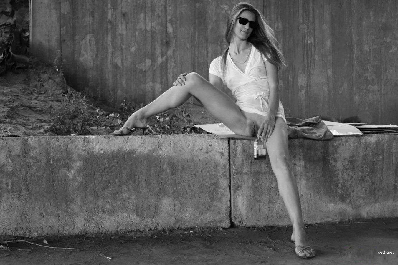 Skinny Woman Exposes Nude Body in Amateur Photo Shoot