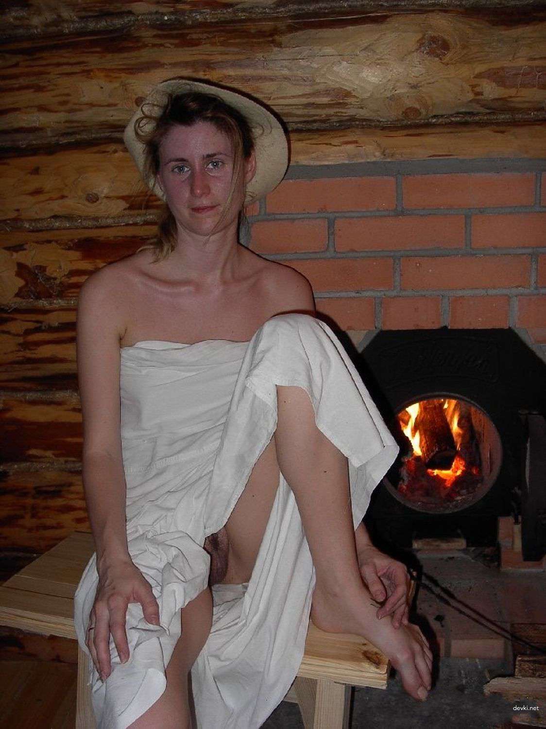 Skinny Woman Exposes Nude Body in Amateur Photo Shoot