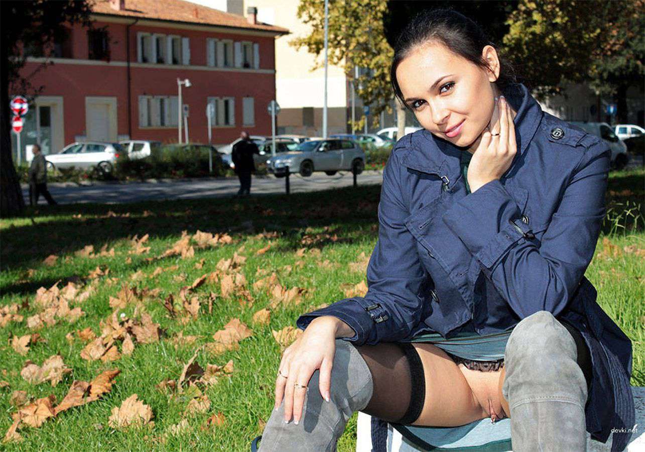 Hot Brunette Shows Off Her Naked Pussy in Amateur Photo Shoot